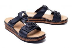 RIEKER 62936-14 blue, klapki damskie. Niebieskie klapki damskie Rieker, na lato, bez wzorów, bez obcasa, na koturnie, bez zapięcia. Za 289.90 zł.