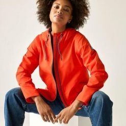 Damska wodoodporna kurtka z kapturem Bayletta. Brązowe kurtki sportowe damskie Regatta, bez wzorów, z poliesteru, bez ramiączek, z kapturem, trekkingowe. W wyprzedaży za 305.30 zł.