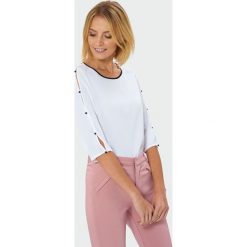 Elegancka bluzka z ozdobnymi perełkami. Bluzki damskie Greenpoint, bez wzorów, z poliesteru, eleganckie, bez kołnierzyka, bez ramiączek. Za 24.99 zł.