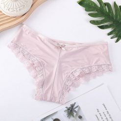 Figi damskie koronkowe z ozdobnymi paseczkami Anfisa. Brązowe majtki damskie Intica, z koronki. W wyprzedaży za 59.00 zł.