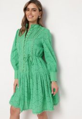Zielona Sukienka z Haftowanej Tkaniny ze Stójką i Perłowymi Guzikami Salino. Zielone sukienki damskie Born2be, m, bez wzorów, z tkaniny, vintage, bez kołnierzyka, bez ramiączek, midi, rozkloszowane. Za 109.99 zł.