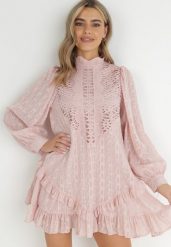 Różowa Ażurowa Sukienka Mini ze Stójką i Falbankami Ranones. Czerwone sukienki damskie Born2be, na imprezę, m, w ażurowe wzory, z tkaniny, retro, bez kołnierzyka, bez ramiączek, mini. Za 179.99 zł.