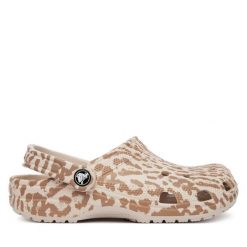 Klapki Crocs. Brązowe klapki damskie Crocs, bez wzorów, bez obcasa, bez zapięcia. Za 259.99 zł.