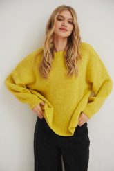 Sweter oversize z bufiastymi rękawami w kolorze LEMON - RIVERO-UNI. Niebieskie swetry nierozpinane damskie Marsala, na lato, bez wzorów, z wełny, bez kołnierzyka, bez ramiączek. Za 249.90 zł.