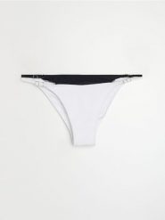 Dwuwarstwowy trójkątny dół od bikini ze strukturalnego materiału - kremowy. Białe stroje kąpielowe damskie Sinsay, l, bez wzorów. Za 25.99 zł.