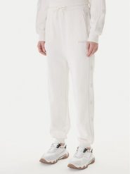 Guess Spodnie dresowe V5BB23 KCX22 Biały Regular Fit. Białe spodnie dresowe damskie Guess, z aplikacjami, z dresówki. Za 479.99 zł.