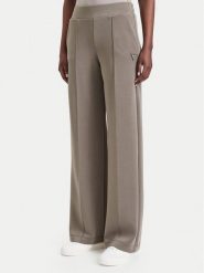 Guess Spodnie dresowe V6YB18 K4315 Zielony Regular Fit. Zielone spodnie dresowe damskie Guess, z aplikacjami, z dresówki. Za 394.99 zł.