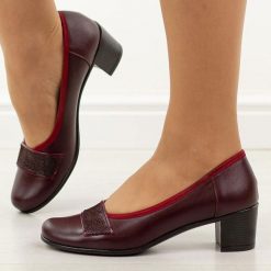 Bordowe skórzane Polskie czółenka damskie na obcasie Gregors 1048. Czerwone czółenka damskie GREGORS, z aplikacjami, ze skóry, eleganckie, z okrągłym noskiem, bez obcasa, na obcasie, bez zapięcia. Za 349.00 zł.