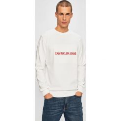 Calvin Klein Jeans - Bluza. Białe bluzy męskie Calvin Klein Jeans, l, z aplikacjami, z bawełny, bez ramiączek, bez kaptura. W wyprzedaży za 239.90 zł.