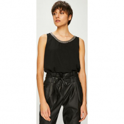 Only - Top Thea. Czarne topy damskie ONLY, z aplikacjami, z poliesteru, casualowe, bez kołnierzyka, bez ramiączek. W wyprzedaży za 49.90 zł.