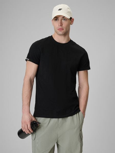 4F T-shirt regular gładki męski - czarny L. Czarne t-shirty męskie 4F, l, bez wzorów, z bawełny, bez kołnierzyka, bez ramiączek. W wyprzedaży za 49.99 zł.