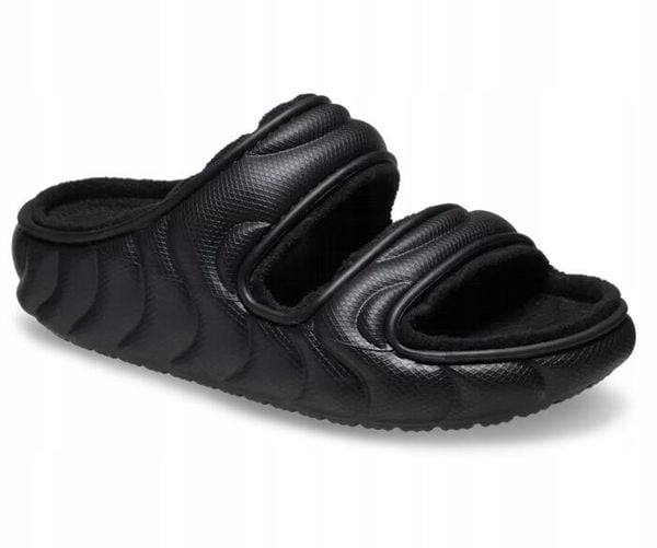 Klapki Dla Dorosłych Crocs Classic Cozzy Overpuff. Czarne klapki damskie Crocs, bez wzorów, z materiału, bez obcasa, bez zapięcia. Za 202.99 zł.