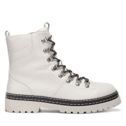 Trzewiki Jenny Fairy. Brązowe botki damskie Jenny Fairy, bez wzorów, bez obcasa, na płaskiej podeszwie, bez zapięcia. Za 129.99 zł.