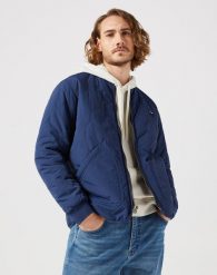 WRANGLER MĘSKA KURTKA PUFFER JACKET BLACK IRIS 112350420 W4Y5017555. Czarne kurtki męskie Wrangler, m, bez wzorów, bez kaptura. Za 359.99 zł.
