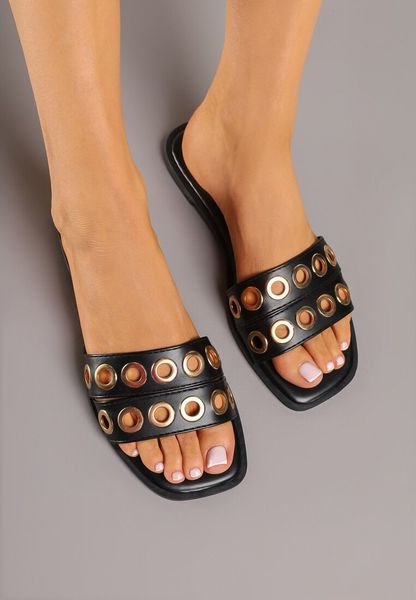 Czarne Klapki z Kwadratowym Noskiem i Nitowym Zdobieniem Rosavanea. Czarne klapki damskie Renee, na lato, z aplikacjami, z jeansu, eleganckie, bez obcasa, na płaskiej podeszwie, bez zapięcia. Za 59.99 zł.