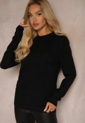 Czarny Sweter o Delikatnym Wzorze o Klasycznym Kroju Merissas. Czarne swetry nierozpinane damskie Renee, bez wzorów, biznesowe, bez kołnierzyka, bez ramiączek. Za 54.99 zł.