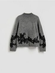Sweter z ozdobną aplikacją - szary. Szare swetry nierozpinane damskie Reserved, l, z aplikacjami, z dzianiny, bez kołnierzyka, bez ramiączek. Za 159.99 zł.