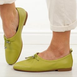 Zielone skórzane półbuty damskie T.Sokolski w26-236. Zielone półbuty damskie Sokolski, na jesień, bez wzorów, z jeansu, casualowe, bez obcasa, bez zapięcia. W wyprzedaży za 251.10 zł.