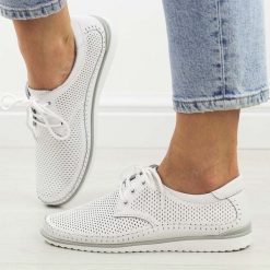 Białe wt/wt skórzane ażurowe półbuty damskie T.Sokolski W26-01. Białe półbuty damskie Sokolski, na lato, w ażurowe wzory, z jeansu, eleganckie, z okrągłym noskiem, bez obcasa, bez zapięcia. Za 209.00 zł.