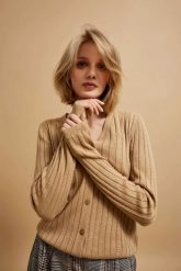 Sweter ozdobiony metaliczną nitką. Swetry nierozpinane damskie MOODO, m, bez wzorów, bez kołnierzyka, bez ramiączek. W wyprzedaży za 35.99 zł.