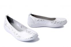 COMFORTABEL 940448-03 weiss, baleriny damskie. Białe czółenka damskie Comfortabel, bez wzorów, bez obcasa, bez zapięcia. Za 262.43 zł.