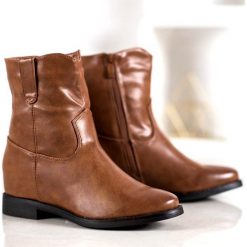 Ideal Shoes Kowbojki Z Eko Skóry brązowe. Brązowe botki damskie IDEAL SHOES, bez wzorów, ze skóry, bez obcasa, bez zapięcia. Za 119.00 zł.