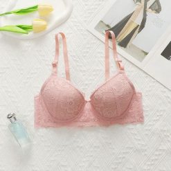 Biustonosz push-up koronkowy z regulowanymi ramiączkami Tony. Czerwone biustonosze Intica, bez wzorów, z koronki. Za 89.00 zł.