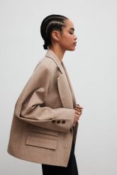 Marynarka o prostym kroju w kolorze BEIGE MELANGE - RICHMOND-M/L. Brązowe marynarki i żakiety damskie Marsala, bez wzorów, z bawełny, eleganckie, bez kołnierzyka, bez ramiączek. Za 699.90 zł.