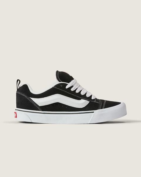 VANS Knu Skool Tenisówki unisex. Czarne trampki i tenisówki damskie Vans, bez wzorów, z gumy, klasyczne, bez zapięcia. Za 299.99 zł.