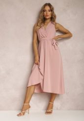 Różowa Sukienka Nikora. Czerwone sukienki damskie Renee, bez wzorów, z materiału, eleganckie, bez kołnierzyka, bez ramiączek, midi, kopertowe. Za 69.99 zł.