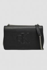 CALVIN KLEIN Czarna torebka damska z tłoczonym logo. Czarne listonoszki damskie Calvin Klein, bez wzorów, ze skóry ekologicznej, z tłoczeniem, bez dodatków. W wyprzedaży za 389.99 zł.