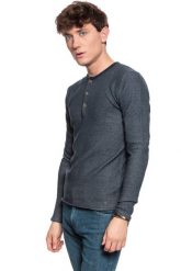 MĘSKI SWETER MUSTANG Multicolor Henley DARK SAPPHIRE 1006552 4136. Niebieskie swetry męskie Mustang, m, bez wzorów, bez kołnierzyka, bez ramiączek. W wyprzedaży za 49.99 zł.