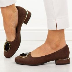 Czekoladowe zamsz Polskie czółenka damskie Suzana 2520. Brązowe czółenka damskie Suzana, na jesień, z aplikacjami, z zamszu, eleganckie, bez obcasa, na obcasie, bez zapięcia. Za 249.00 zł.