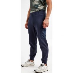 Spodnie dresowe ARMANI EXCHANGE. Spodnie sportowe męskie Armani Exchange, l, bez wzorów, z dresówki. W wyprzedaży za 312.17 zł.