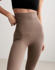 Damskie legginsy invisible scrunch Shape Seamless Core Control brązowy melanż. Brązowe legginsy damskie Aim'n, bez wzorów, z dzianiny. Za 339.00 zł.