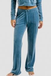 JUICY COUTURE Niebieskie damskie spodnie dresowe Tina Trackpants. Niebieskie spodnie dresowe damskie Juicy Couture, bez wzorów, z dresówki. W wyprzedaży za 265.99 zł.