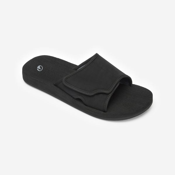 Klapki męskie Decathlon 590. Czarne klapki męskie Decathlon, bez wzorów, z materiału, bez zapięcia. Za 89.99 zł.