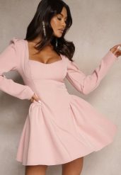 Różowa Rozkloszowana Sukienka Koktajlowa z Gorsetową Górą i Falbankami Arisora. Czerwone sukienki damskie Renee, na imprezę, l, bez wzorów, eleganckie, bez kołnierzyka, bez ramiączek, mini, gorsetowe. Za 149.99 zł.