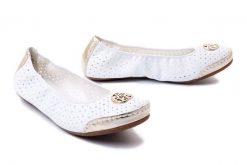 RIEKER 41459-80 white, baleriny/czółenka damskie. Białe balerinki damskie Rieker, na lato, w ażurowe wzory, z kauczuku, bez obcasa, bez zapięcia. Za 259.90 zł.