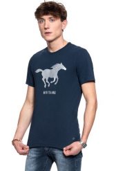 MUSTANG T SHIRT Print Tee DRESS BLUES 1008718 5334. T-shirty męskie Mustang, m, bez wzorów, bez kołnierzyka, bez ramiączek. W wyprzedaży za 39.99 zł.