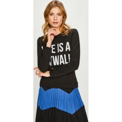 Answear - Bluza Watch Me. Czarne bluzy damskie ANSWEAR, s, bez wzorów, z bawełny, bez ramiączek, bez kaptura. W wyprzedaży za 99.90 zł.