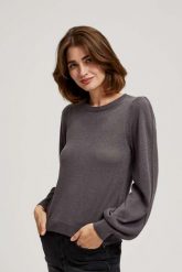 Sweter z bufiastymi rękawami i metaliczną nitką. Swetry nierozpinane damskie MOODO, l, bez wzorów, bez kołnierzyka, bez ramiączek. W wyprzedaży za 47.99 zł.