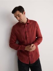 Lniana koszula regular fit - bordowy. Czerwone koszule męskie Reserved, l, bez wzorów, bez kołnierzyka, bez ramiączek. Za 179.99 zł.
