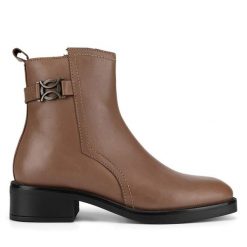 Botki Lasocki. Brązowe botki damskie Lasocki, bez wzorów, bez obcasa, na płaskiej podeszwie, bez zapięcia. Za 279.99 zł.