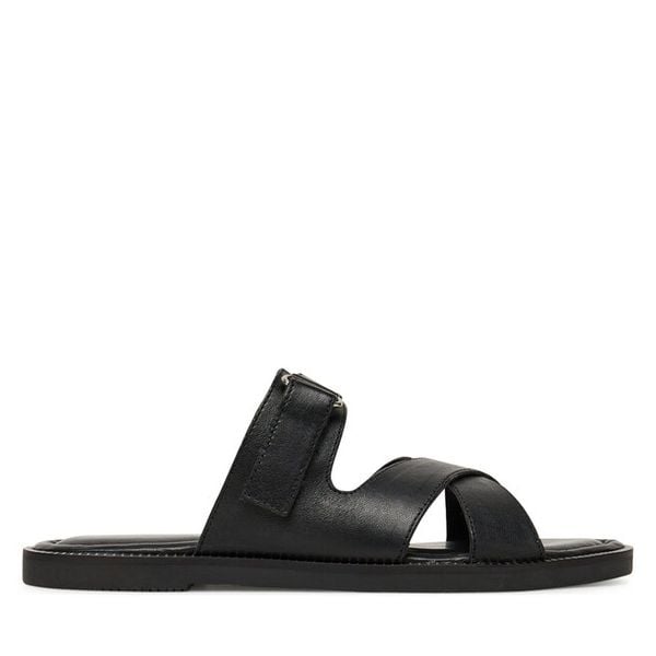 Klapki Marco Tozzi. Czarne klapki damskie Marco Tozzi, bez wzorów, bez obcasa, bez zapięcia. Za 259.99 zł.