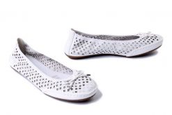 RIEKER 41489-80 white, baleriny damskie. Białe balerinki damskie Rieker, na lato, bez wzorów, bez obcasa, bez zapięcia. Za 246.42 zł.