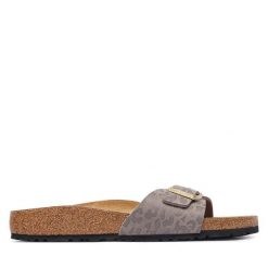 Klapki Birkenstock. Brązowe klapki damskie Birkenstock, bez wzorów, bez obcasa, bez zapięcia. Za 399.99 zł.