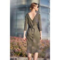 Gładka sukienka z guzikami s119. Brązowe sukienki damskie Style, s, bez wzorów, eleganckie, bez kołnierzyka, bez ramiączek, dopasowane. Za 149.00 zł.