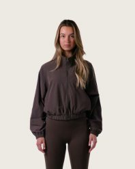 Damska krótka kurtka z pełnym zamkiem, oversize, na siłownię i miasto – brązowy. Brązowe kurtki sportowe damskie AESTHETIC WOLF, m, bez wzorów, z bawełny, bez ramiączek, bez kaptura, na fitness i siłownię. Za 289.99 zł.