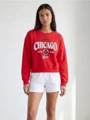 Bluza z nadrukiem Chicago Bulls NBA - czerwony. Czerwone bluzy damskie Sinsay, l, bez wzorów, bez ramiączek, bez kaptura. Za 49.99 zł.